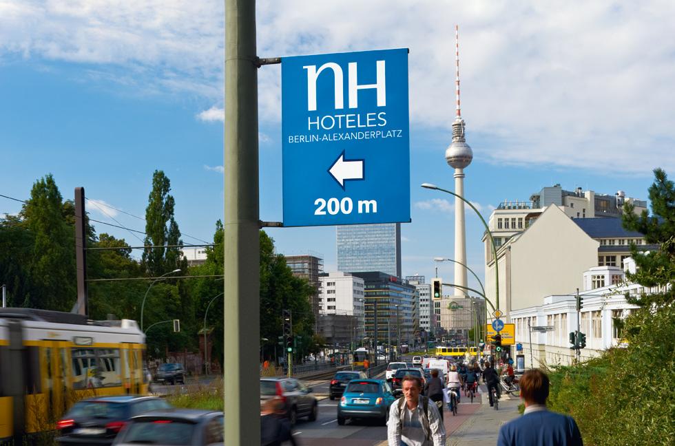 Schilder an Laternen, Mastenschilder, Straßenlaternen Werbung, Berlin